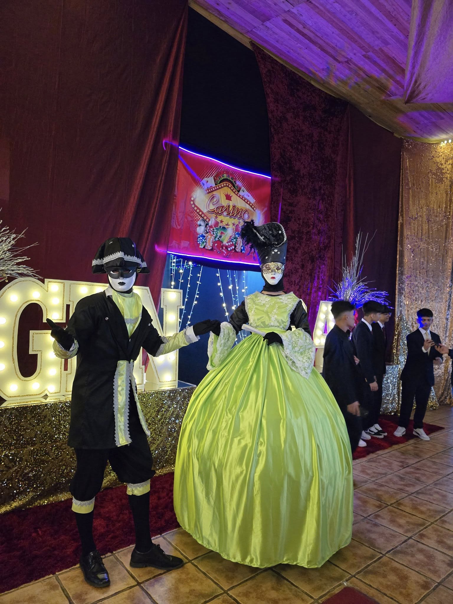 Ambiente festivo de noche Salón Luna Llena